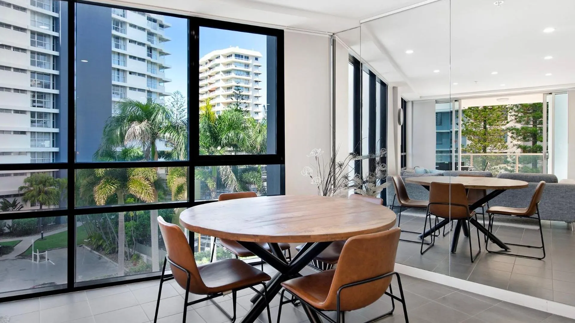 Artique 3 Bedroom Close To The - Coasthm Apartman