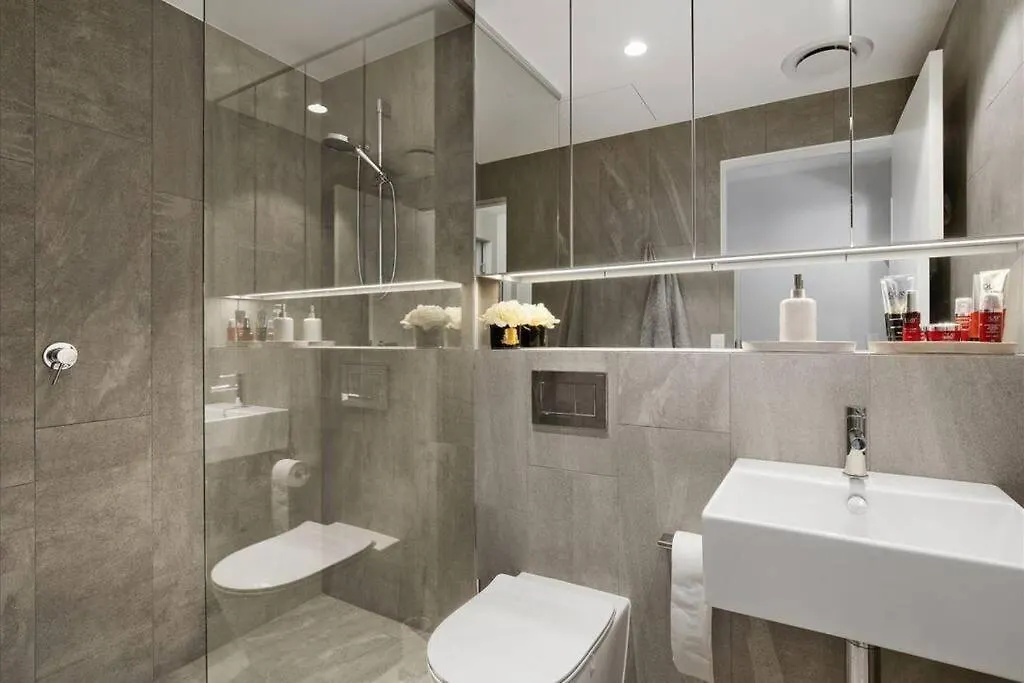 Broadbeach Elegant With Views! Apartment