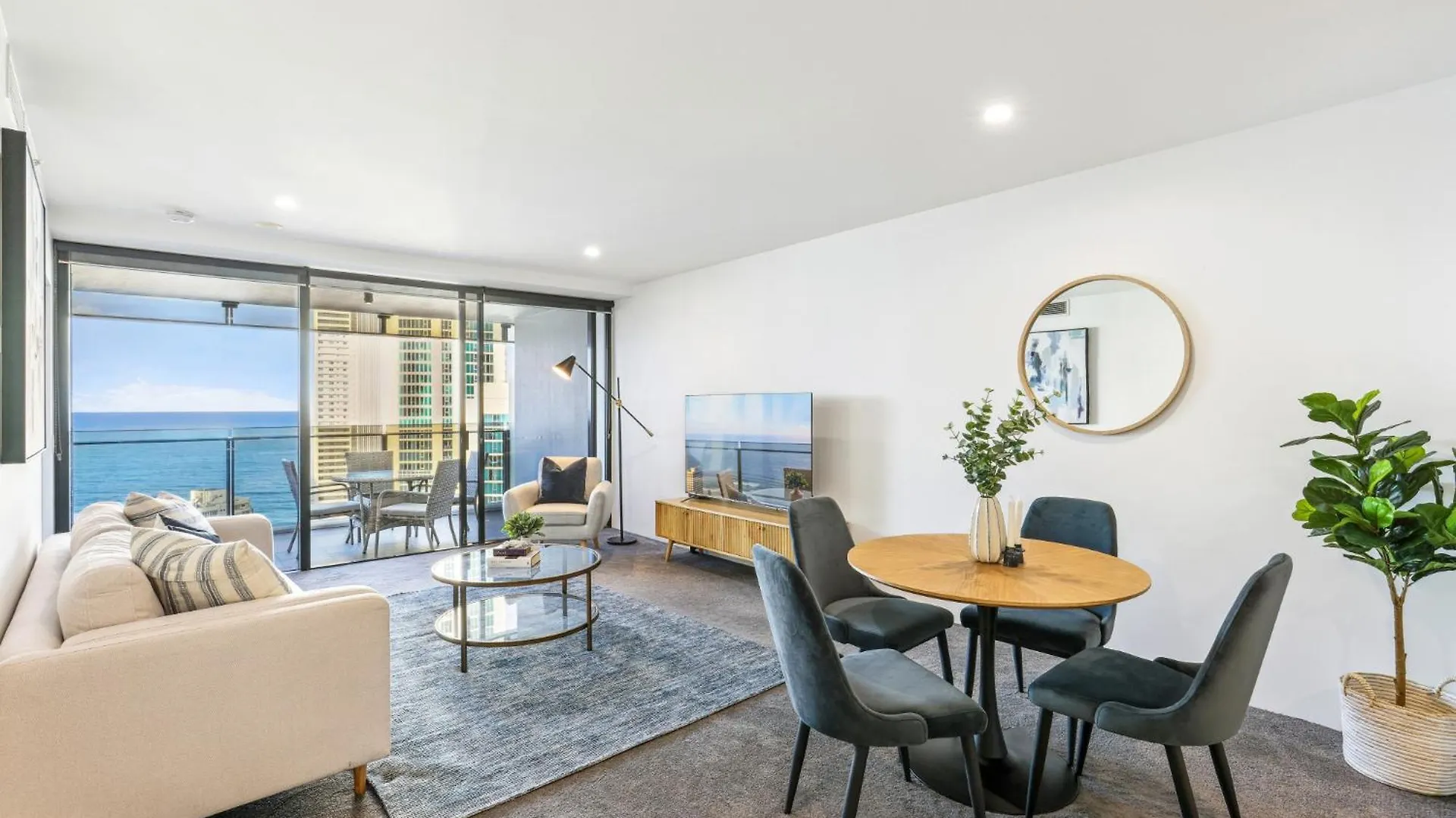 Circle On Cavill Luxe 2-bed With Views & Pool