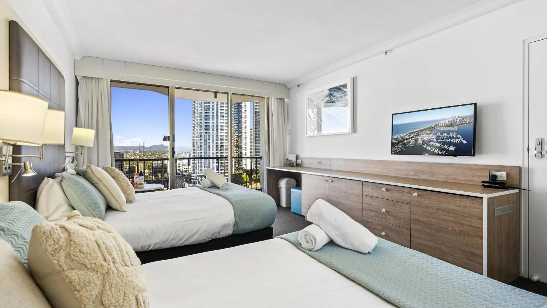 Modern Twin Units In Surfers Paradise - Q