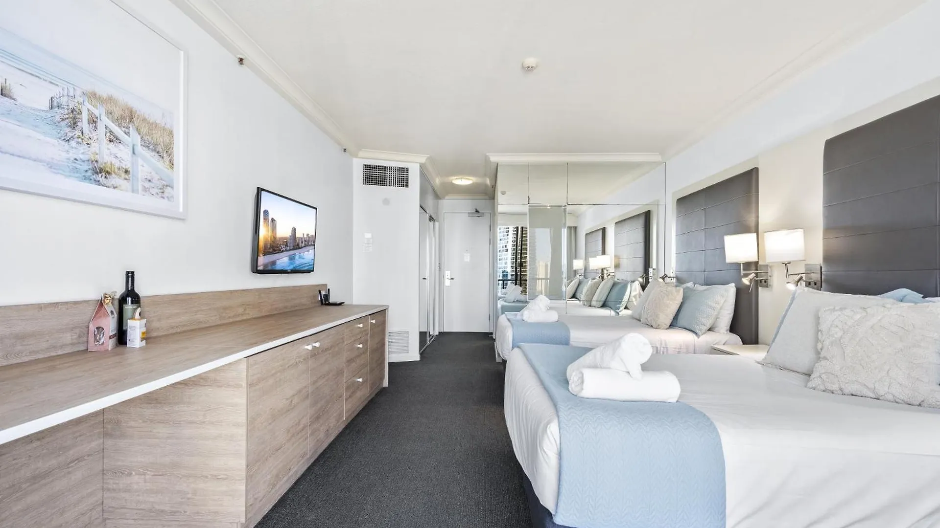 Modern Twin Units In Surfers Paradise - Q * Gold Coast