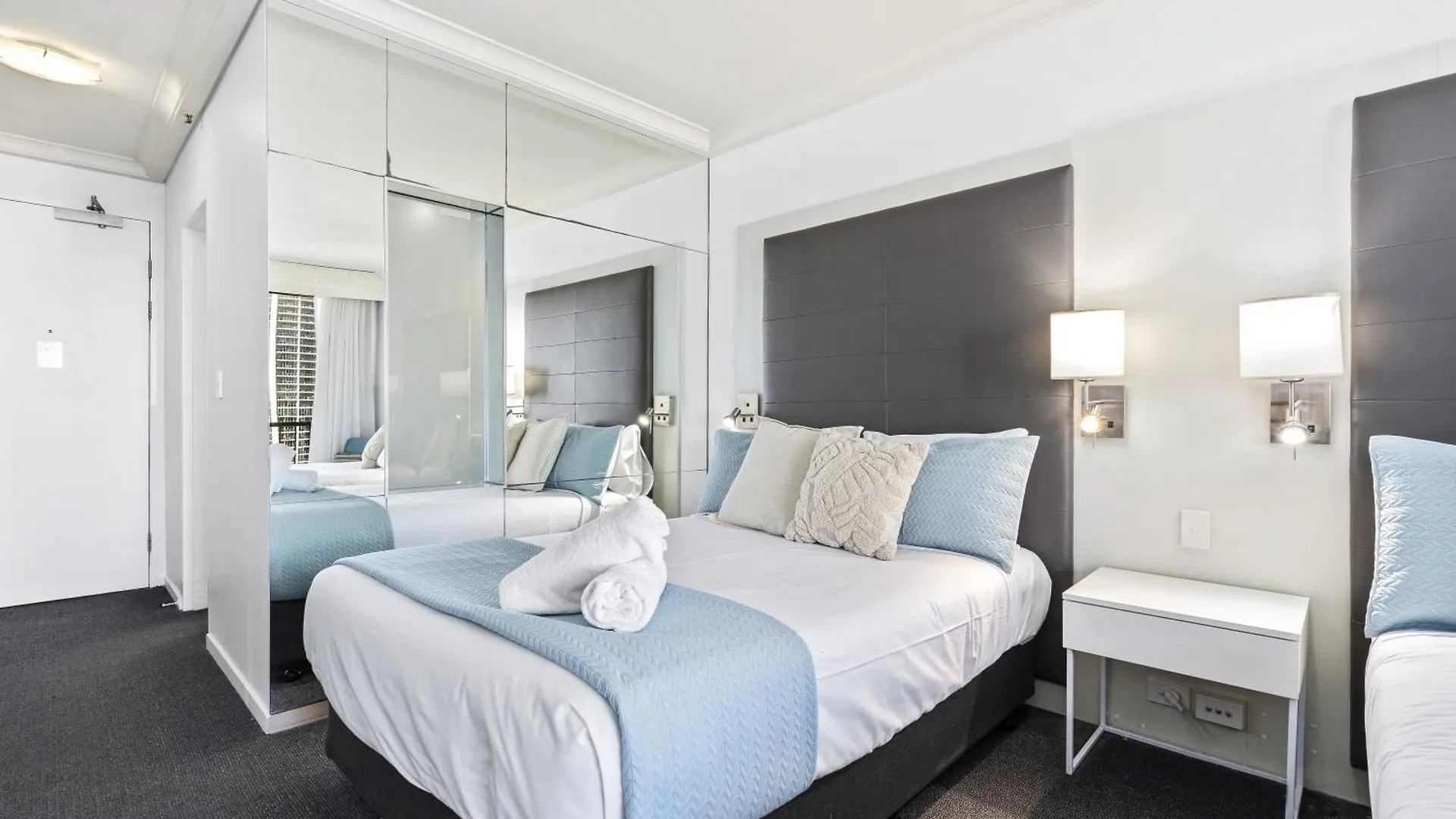 Modern Twin Units In Surfers Paradise - Q * Gold Coast