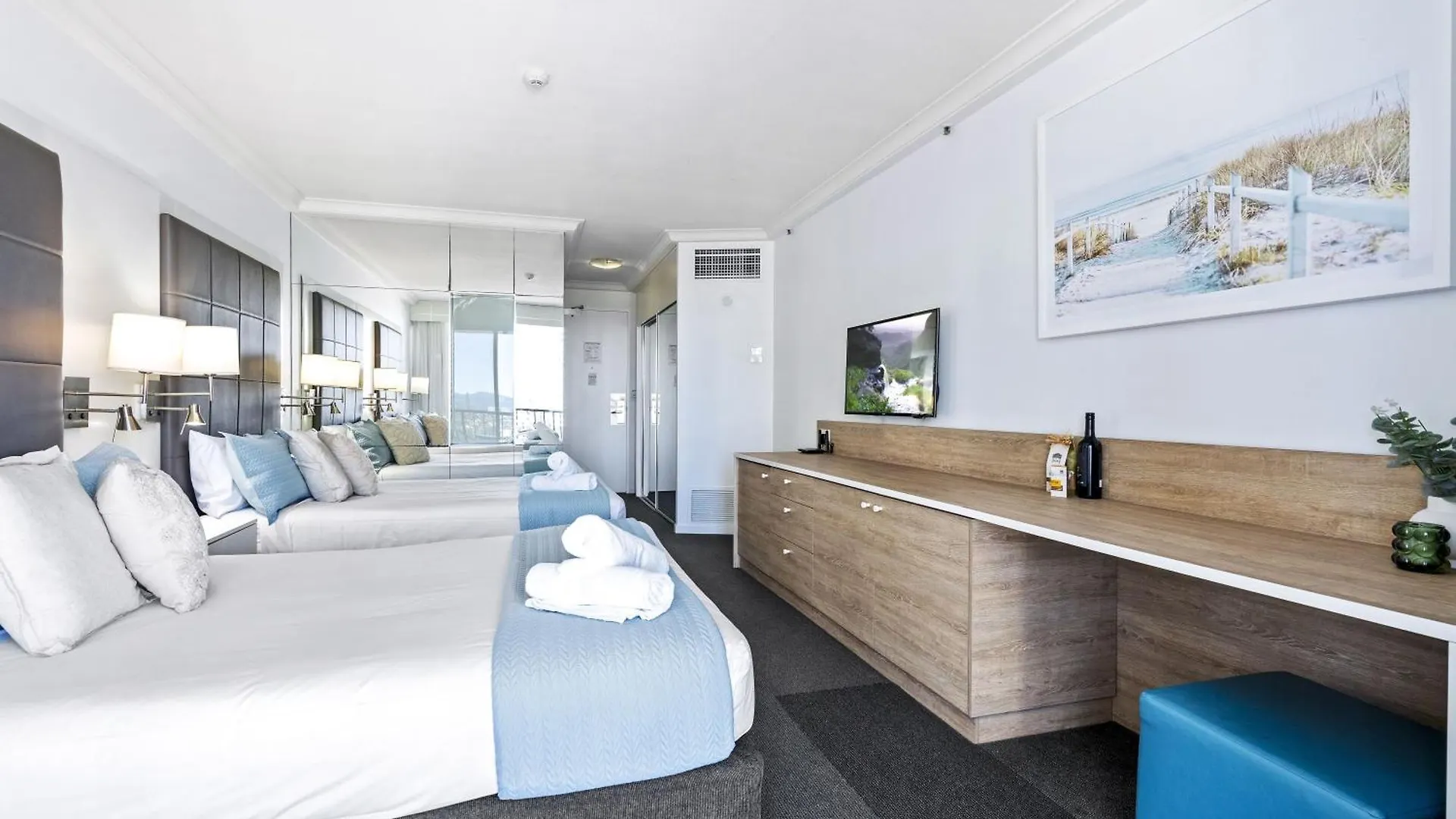 Modern Twin Units In Surfers Paradise - Q Gold Coast