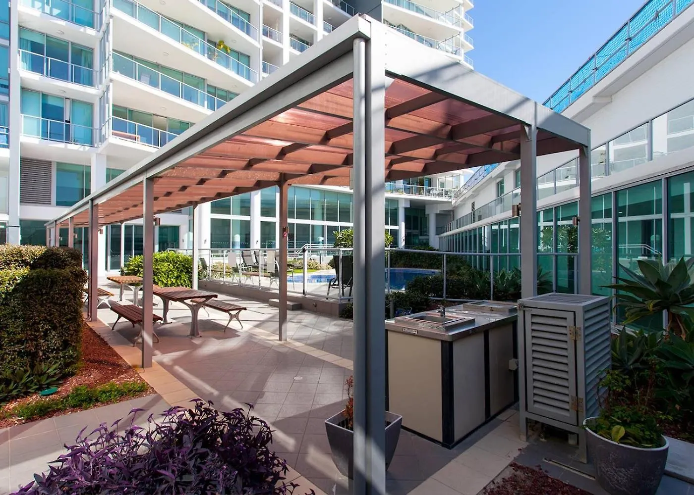 Modern 2 Bedroom Apt Near Tram & Ocean Apartman