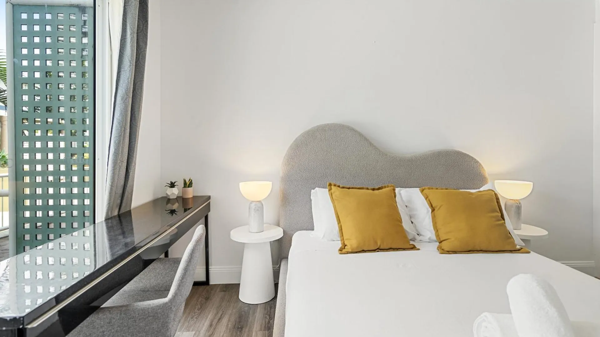 The Midtown - Modern Oasis With Ev Charging Pool Netflix Appartement