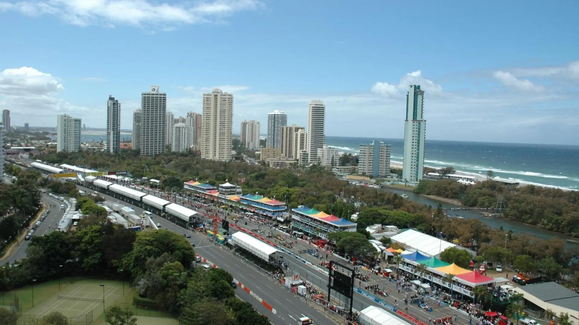 Apartment Panoramic Views Surfers-chevron. *