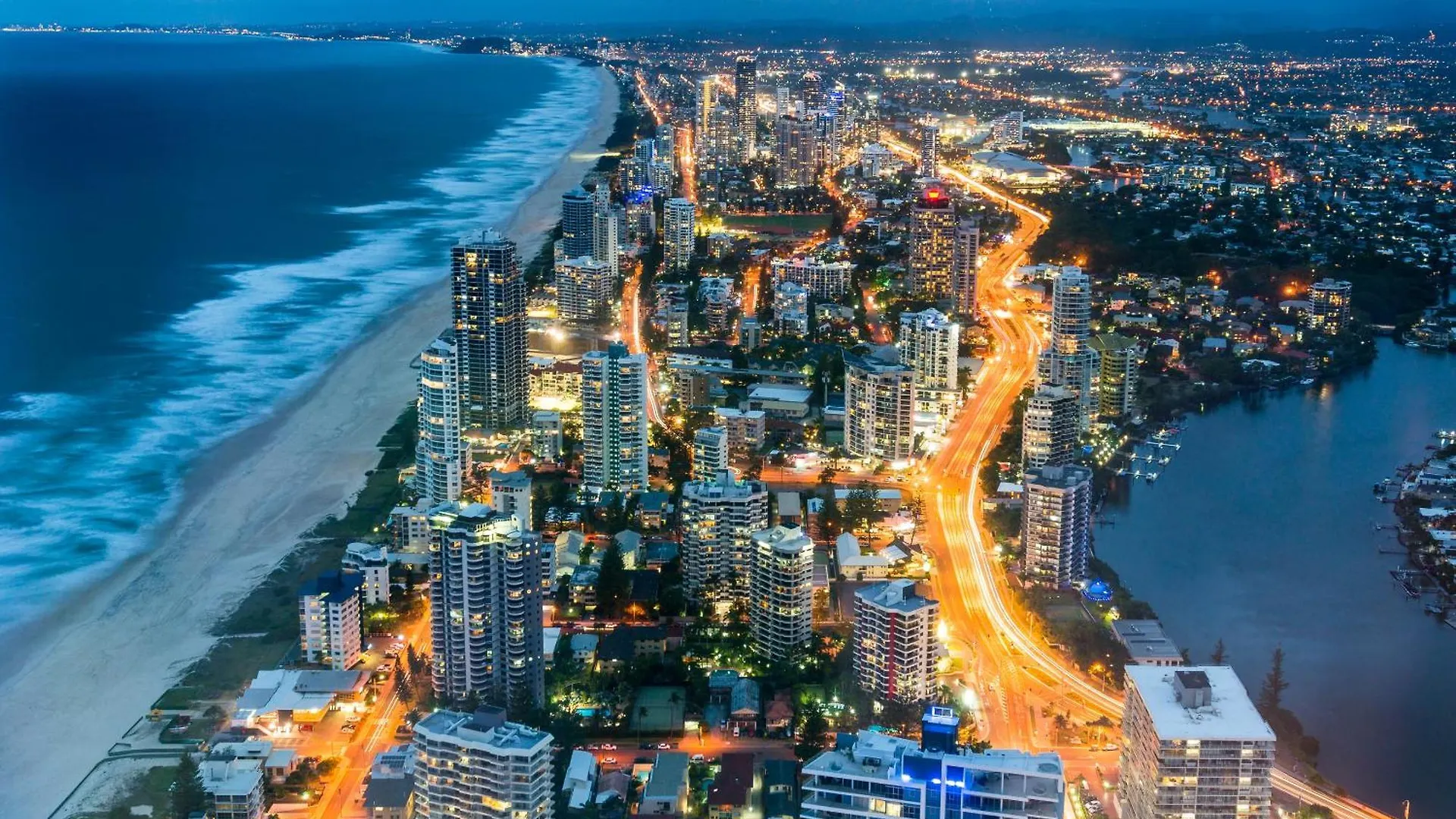 Panoramic Views Surfers-chevron. Apartment Gold Coast