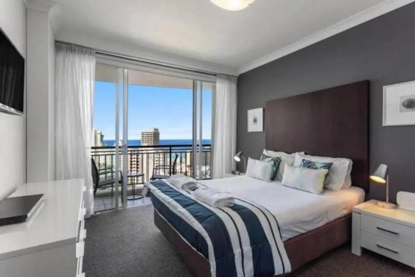 Coastal Charm At Chevron Towers Apartment
