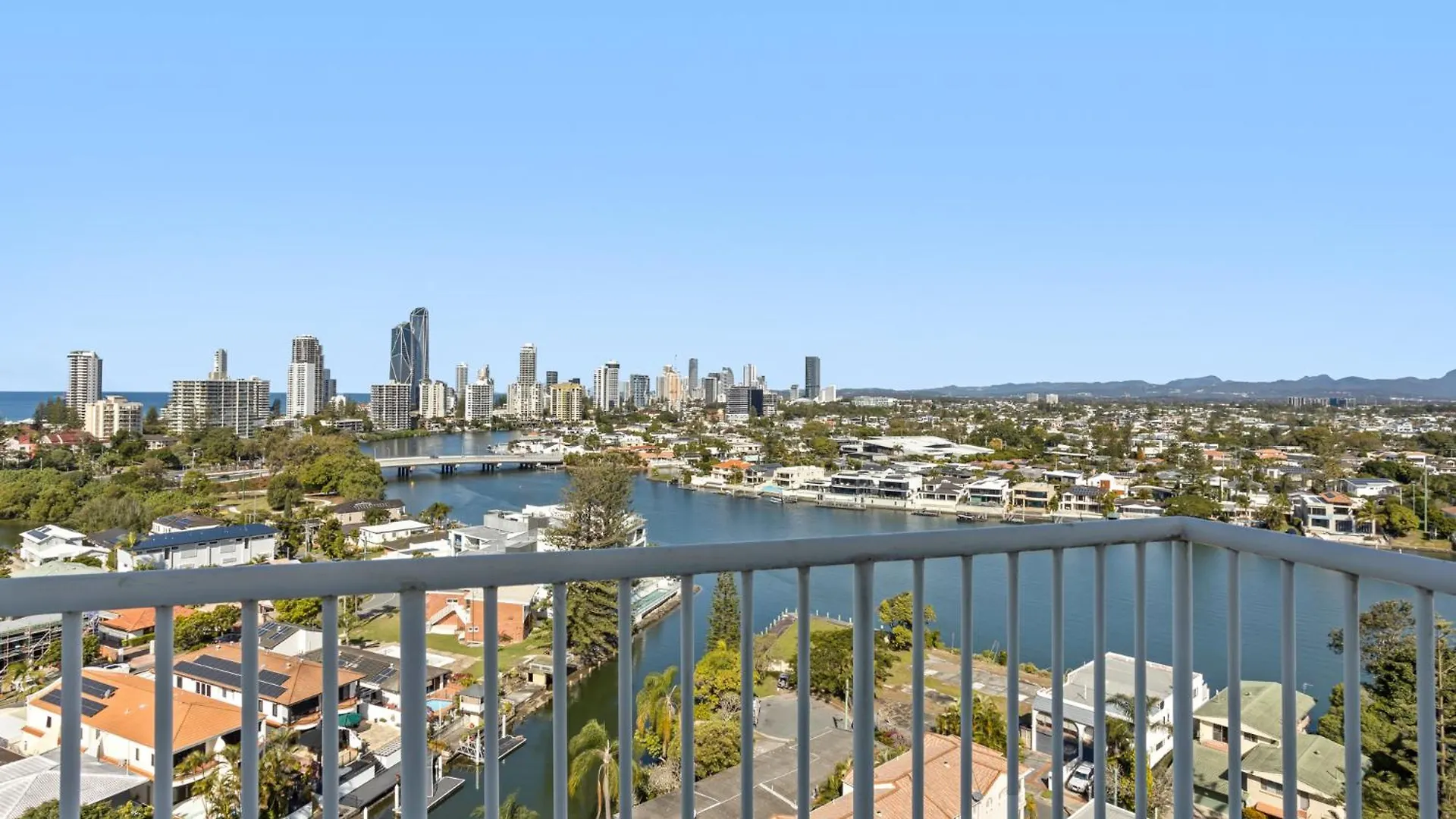 Superior Penthouse In Surfers Paradise On The
