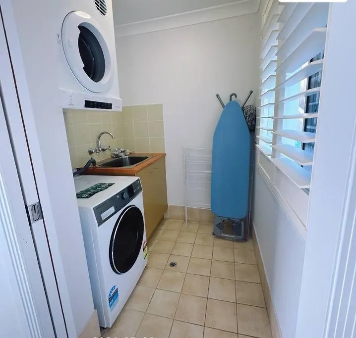 Vila Entire In Southport Parade Southport *