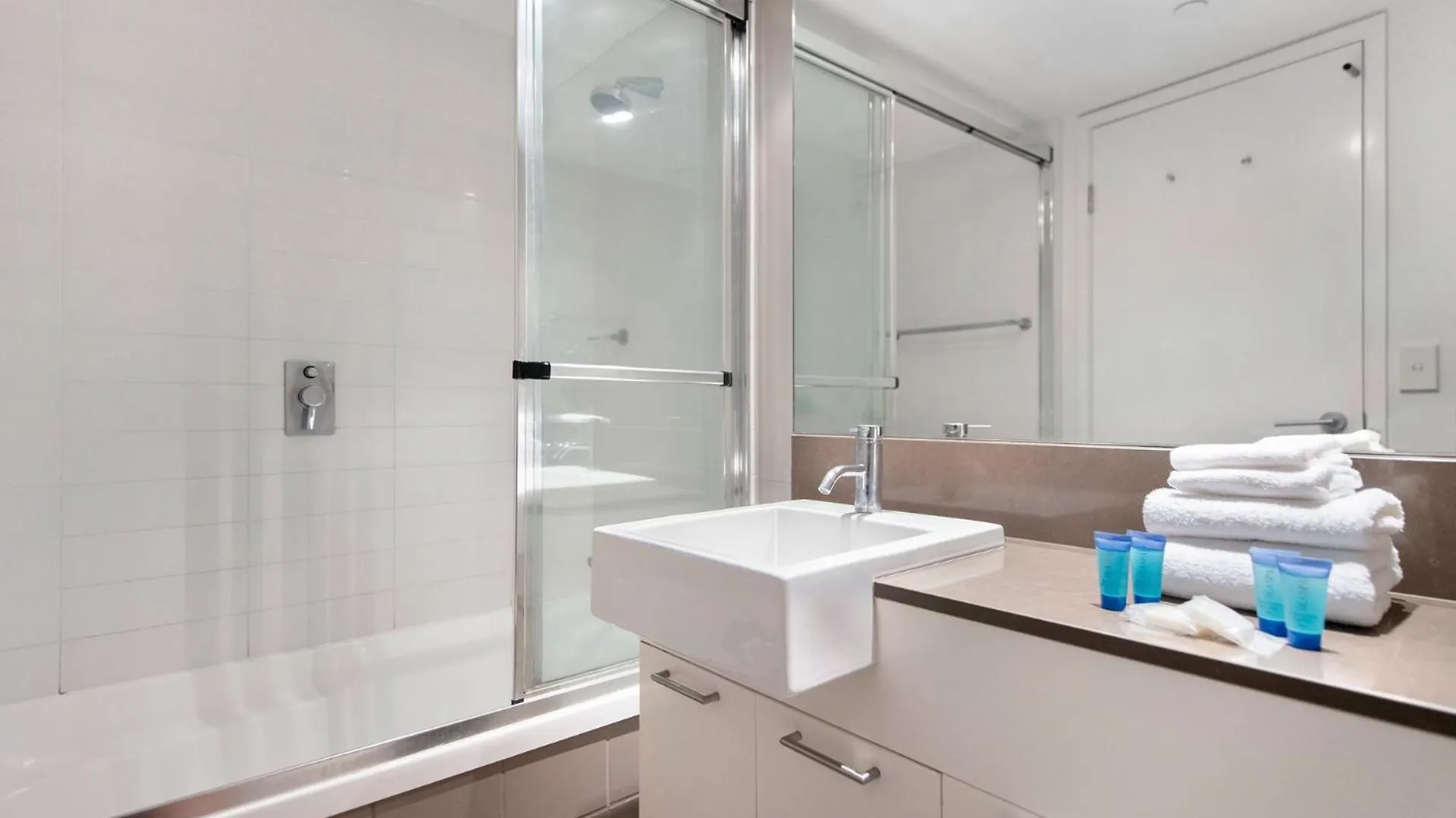 Artique 2 Bedroom Close To The - Coasthm Apartment *