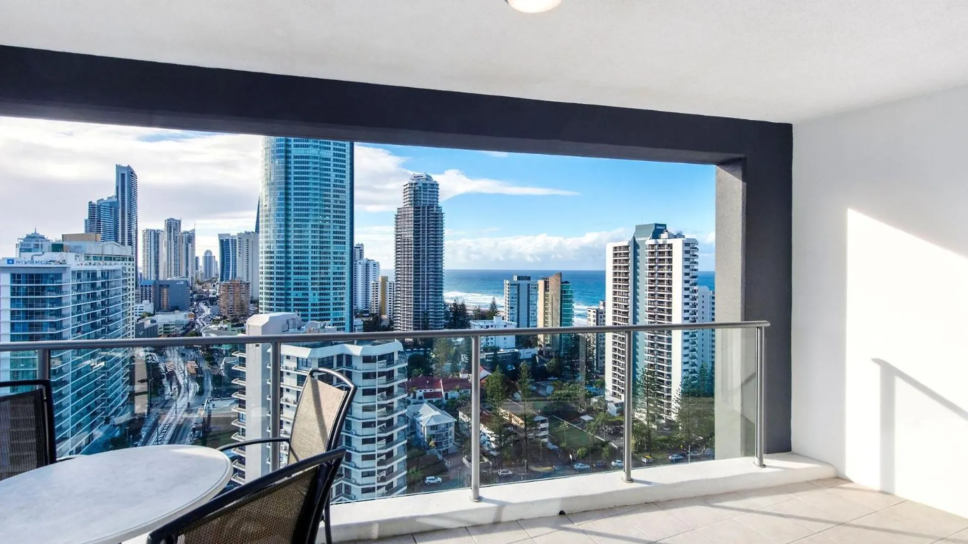 Artique 2 Bedroom Close To The - Coasthm