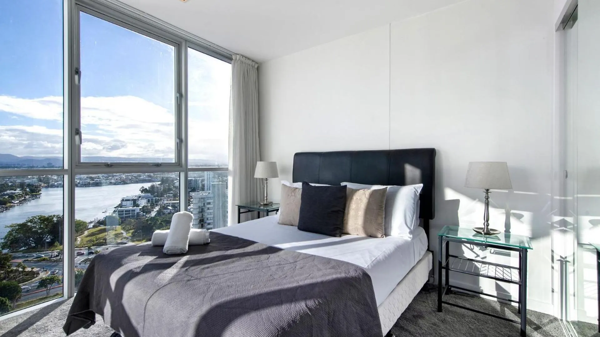 Artique 2 Bedroom Close To The - Coasthm Apartment