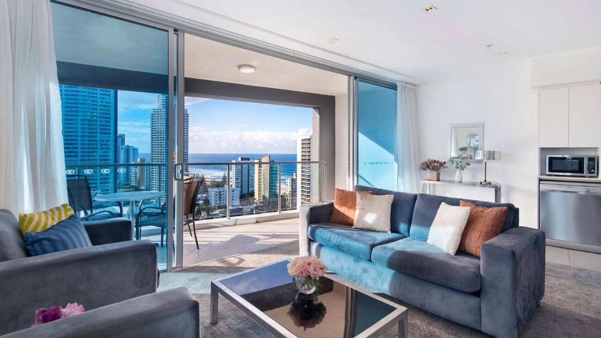 Artique 2 Bedroom Close To The - Coasthm Apartment *