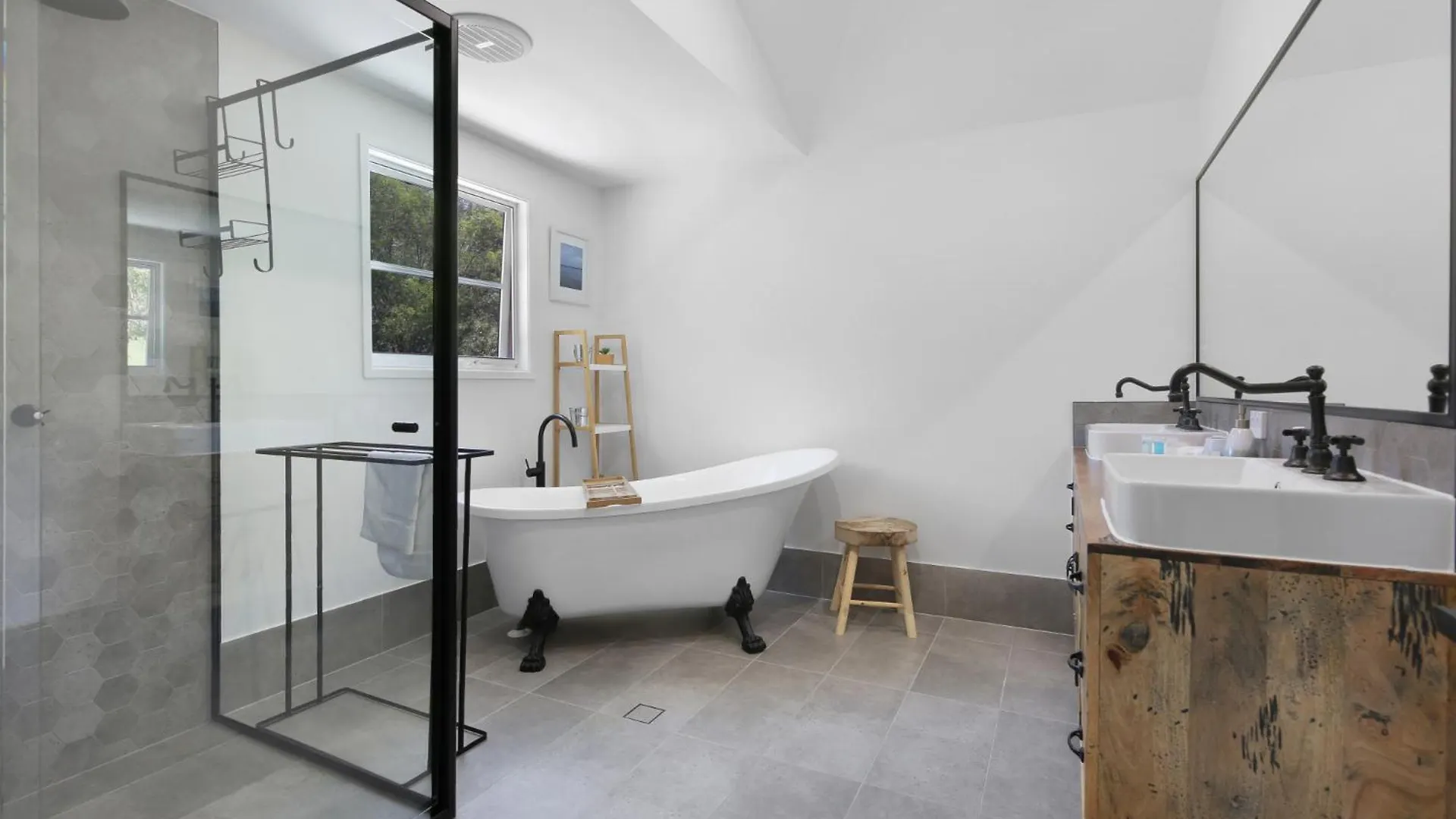 Spacious 4-bed Hinterland Luxury Escape With Pool