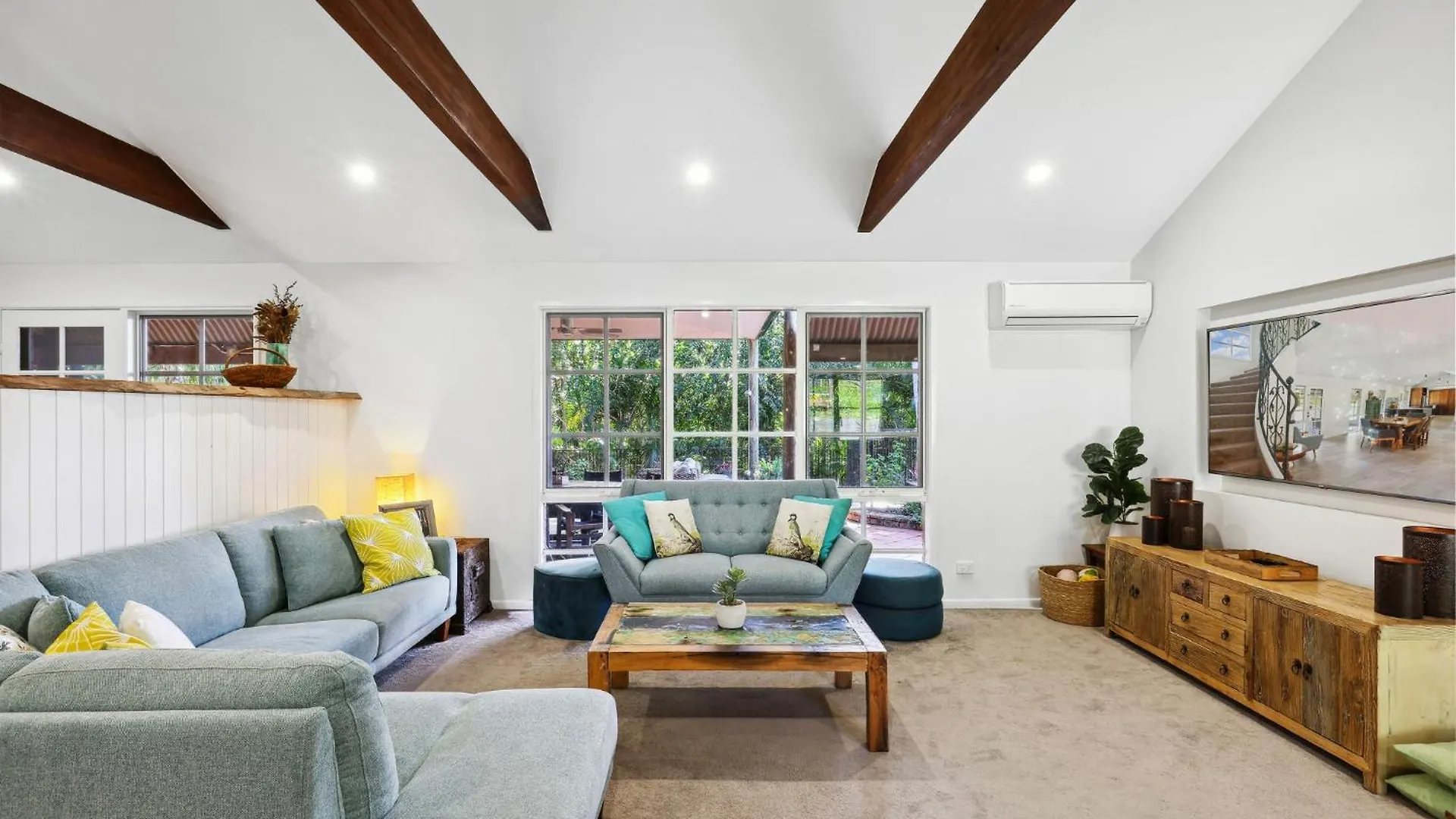 Spacious 4-bed Hinterland Luxury Escape With Pool *