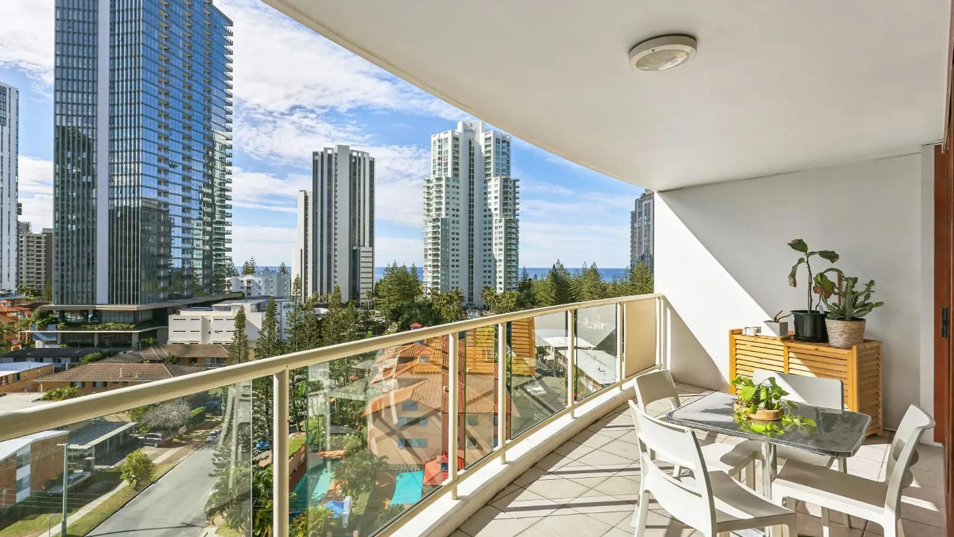 Spacious 1-bed With Pool & Sauna In Broadbeach *