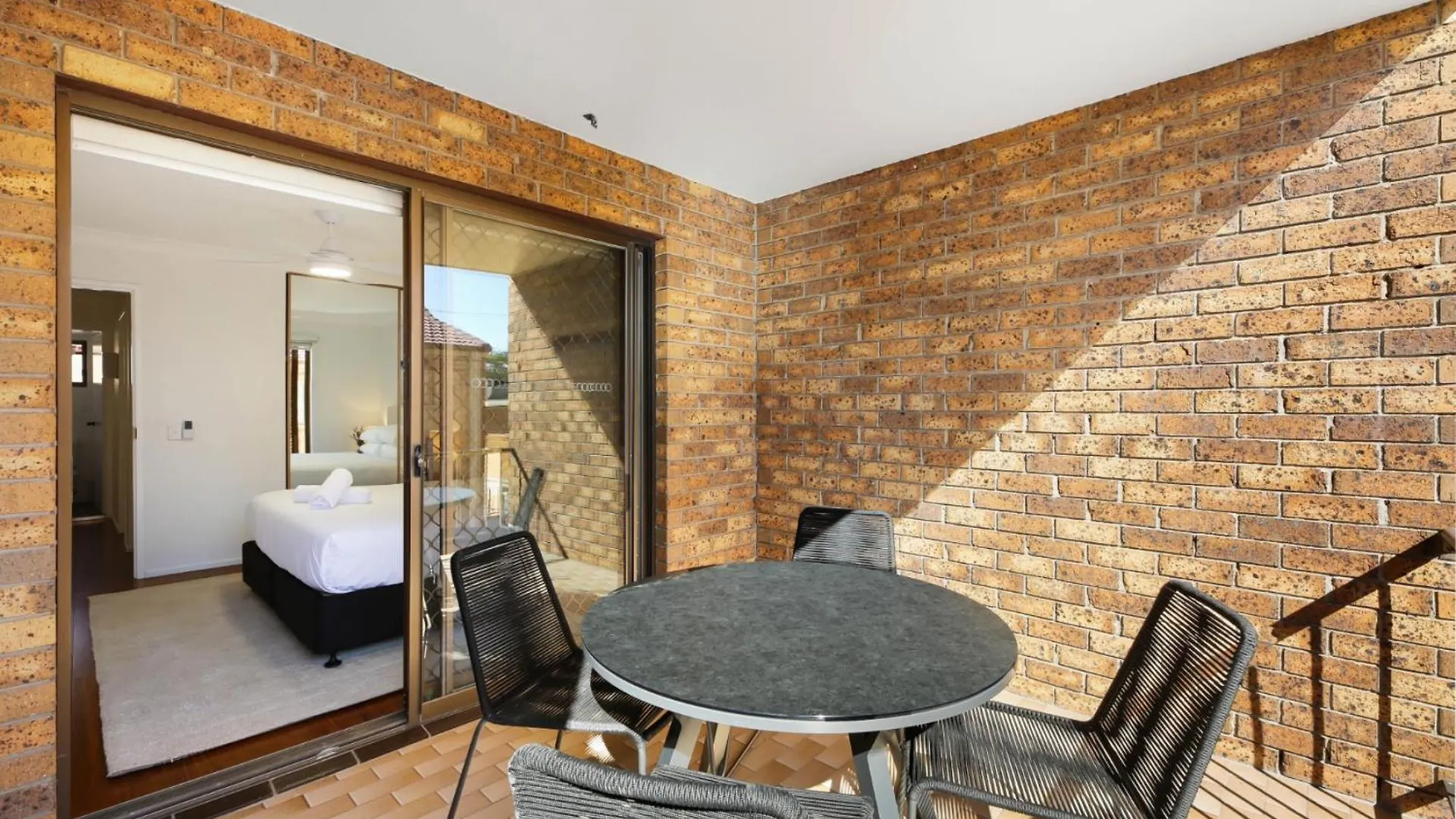 2-bed With Alfresco Dining, 200m To The * Gold Coast