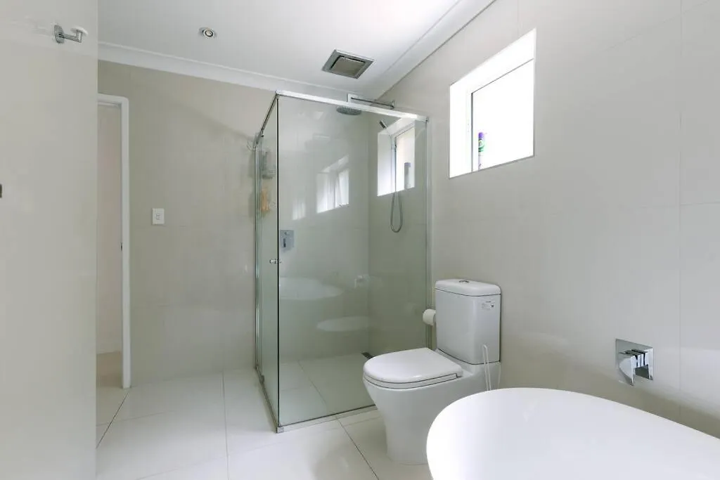 Miami's Family Getaway Sleeps 10, Pool, Patio, Walk To North Burleigh & Shops Apartman Gold Coast