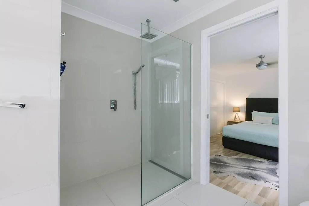 Miami's Family Getaway Sleeps 10, Pool, Patio, Walk To North Burleigh & Shops Apartman