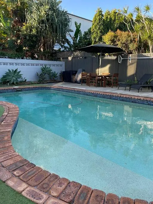 Miami's Family Getaway Sleeps 10, Pool, Patio, Walk To North Burleigh & Shops *