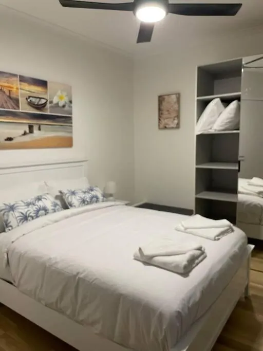 Miami's Family Getaway Sleeps 10, Pool, Patio, Walk To North Burleigh & Shops Apartman