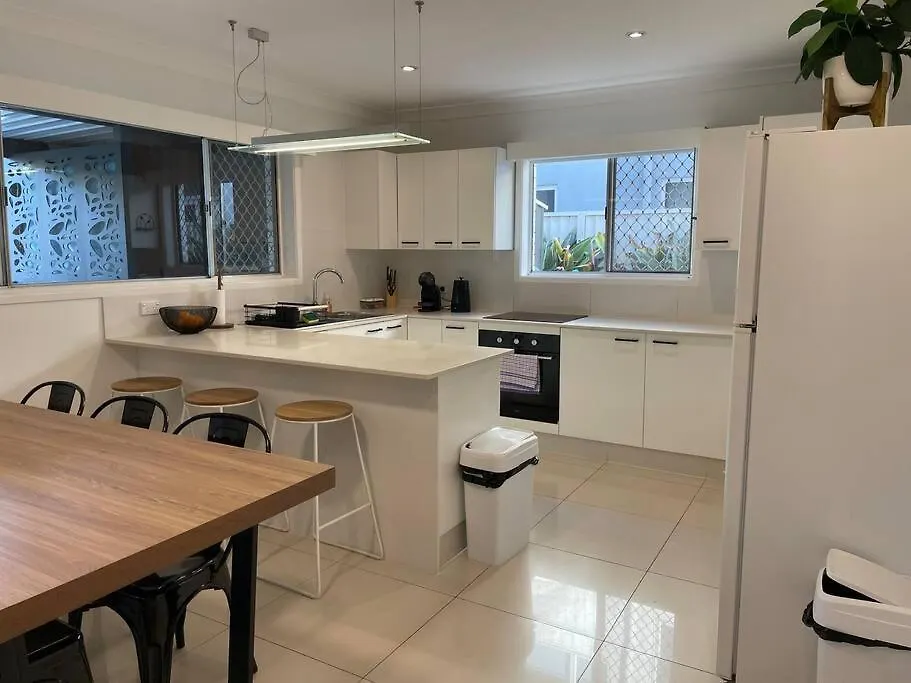 Miami's Family Getaway Sleeps 10, Pool, Patio, Walk To North Burleigh & Shops