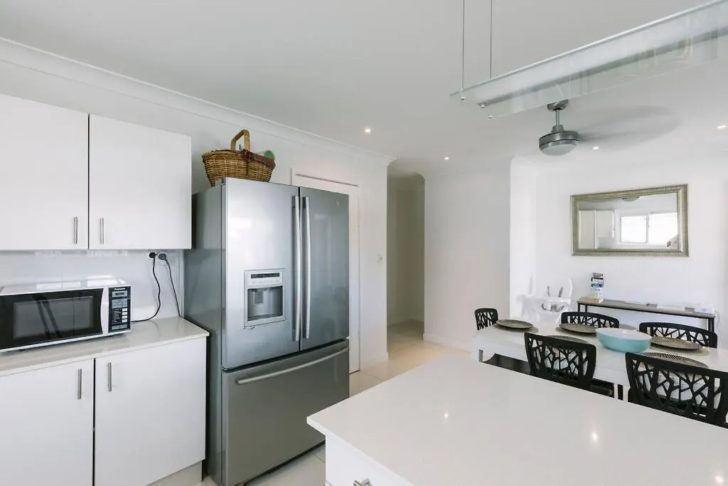 Miami's Family Getaway Sleeps 10, Pool, Patio, Walk To North Burleigh & Shops *