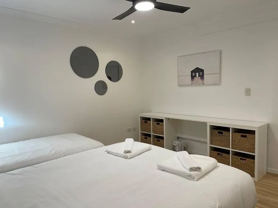 Miami's Family Getaway Sleeps 10, Pool, Patio, Walk To North Burleigh & Shops Apartman *