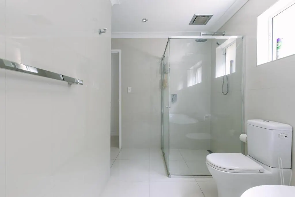Miami's Family Getaway Sleeps 10, Pool, Patio, Walk To North Burleigh & Shops *