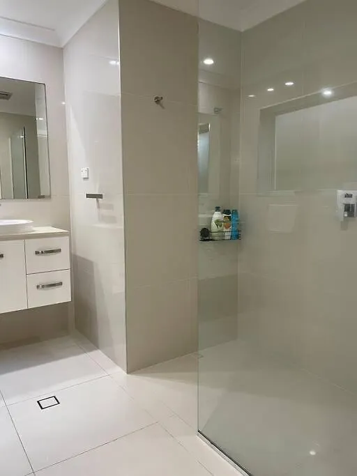 Miami's Family Getaway Sleeps 10, Pool, Patio, Walk To North Burleigh & Shops *