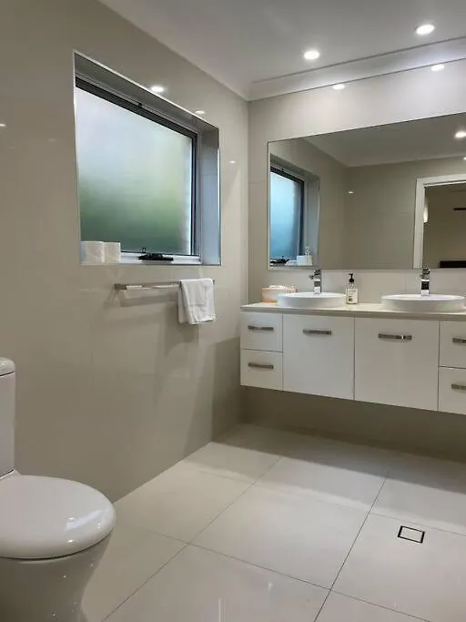 Miami's Family Getaway Sleeps 10, Pool, Patio, Walk To North Burleigh & Shops Gold Coast