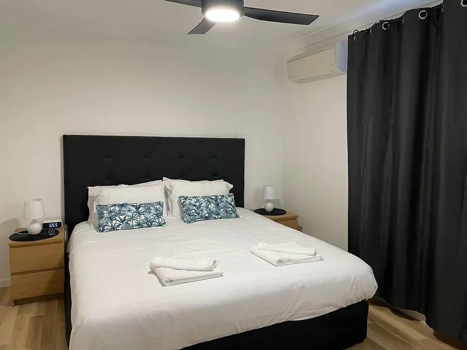 Miami's Family Getaway Sleeps 10, Pool, Patio, Walk To North Burleigh & Shops *