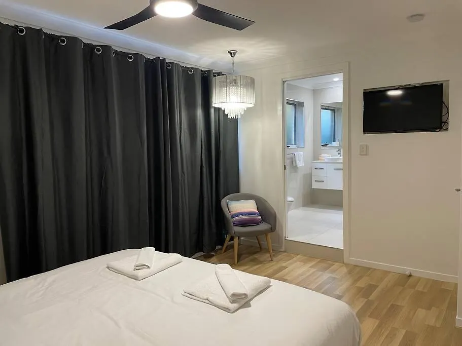 Miami's Family Getaway Sleeps 10, Pool, Patio, Walk To North Burleigh & Shops Apartman *