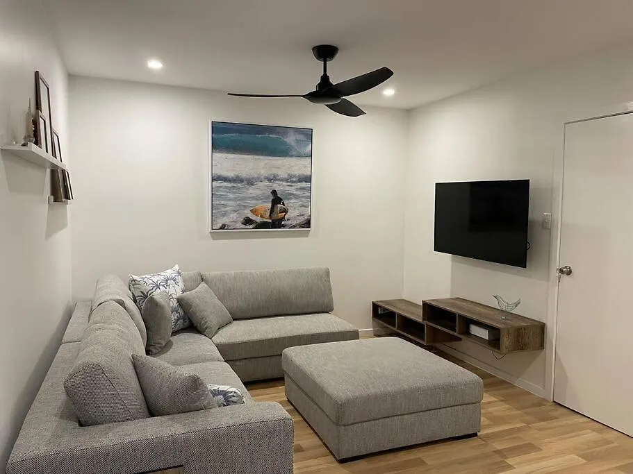 Miami's Family Getaway Sleeps 10, Pool, Patio, Walk To North Burleigh & Shops Apartman
