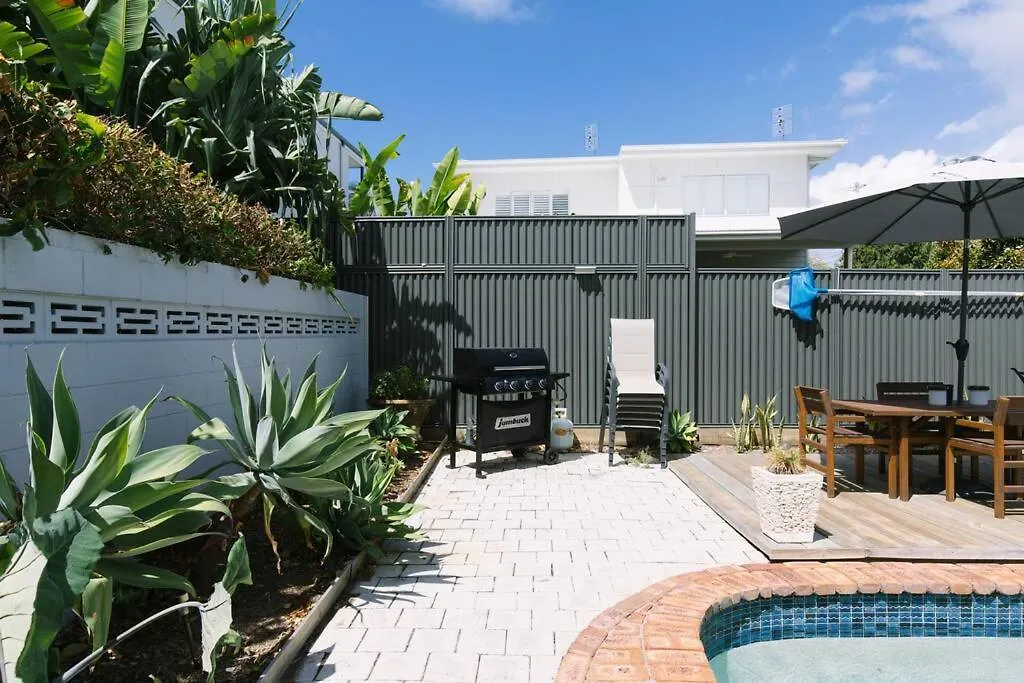 Miami's Family Getaway Sleeps 10, Pool, Patio, Walk To North Burleigh & Shops Apartman *