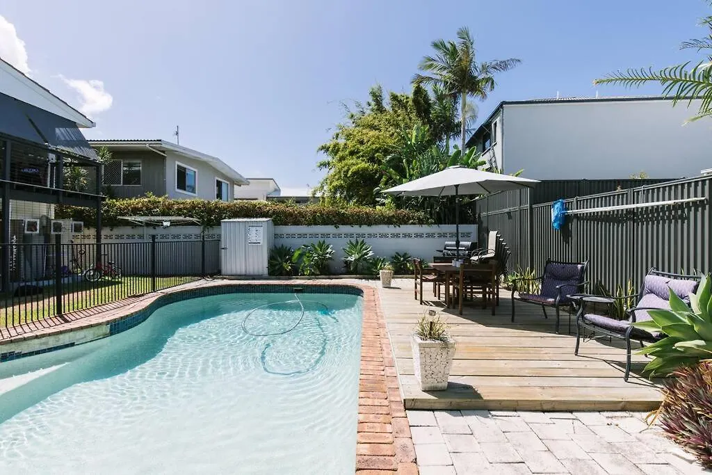 Miami's Family Getaway Sleeps 10, Pool, Patio, Walk To North Burleigh & Shops