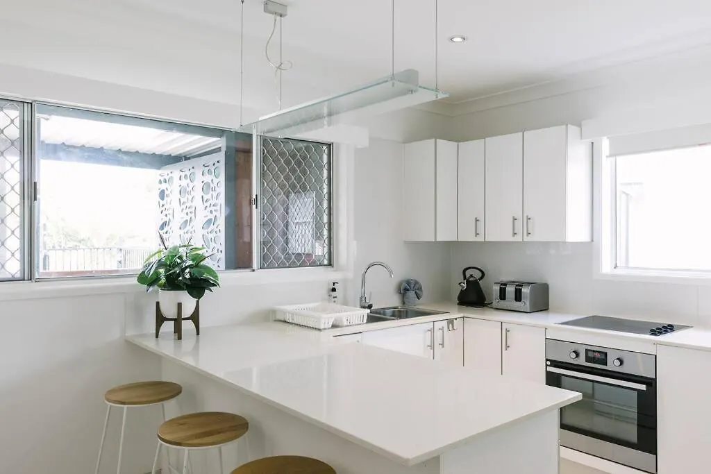 Miami's Family Getaway Sleeps 10, Pool, Patio, Walk To North Burleigh & Shops Apartman