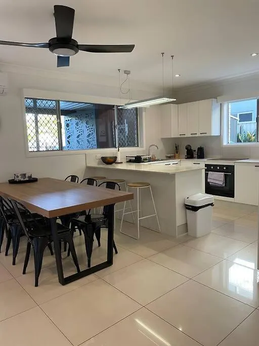 Apartman Miami's Family Getaway Sleeps 10, Pool, Patio, Walk To North Burleigh & Shops