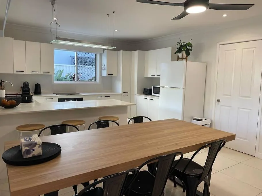 Apartman Miami's Family Getaway Sleeps 10, Pool, Patio, Walk To North Burleigh & Shops *