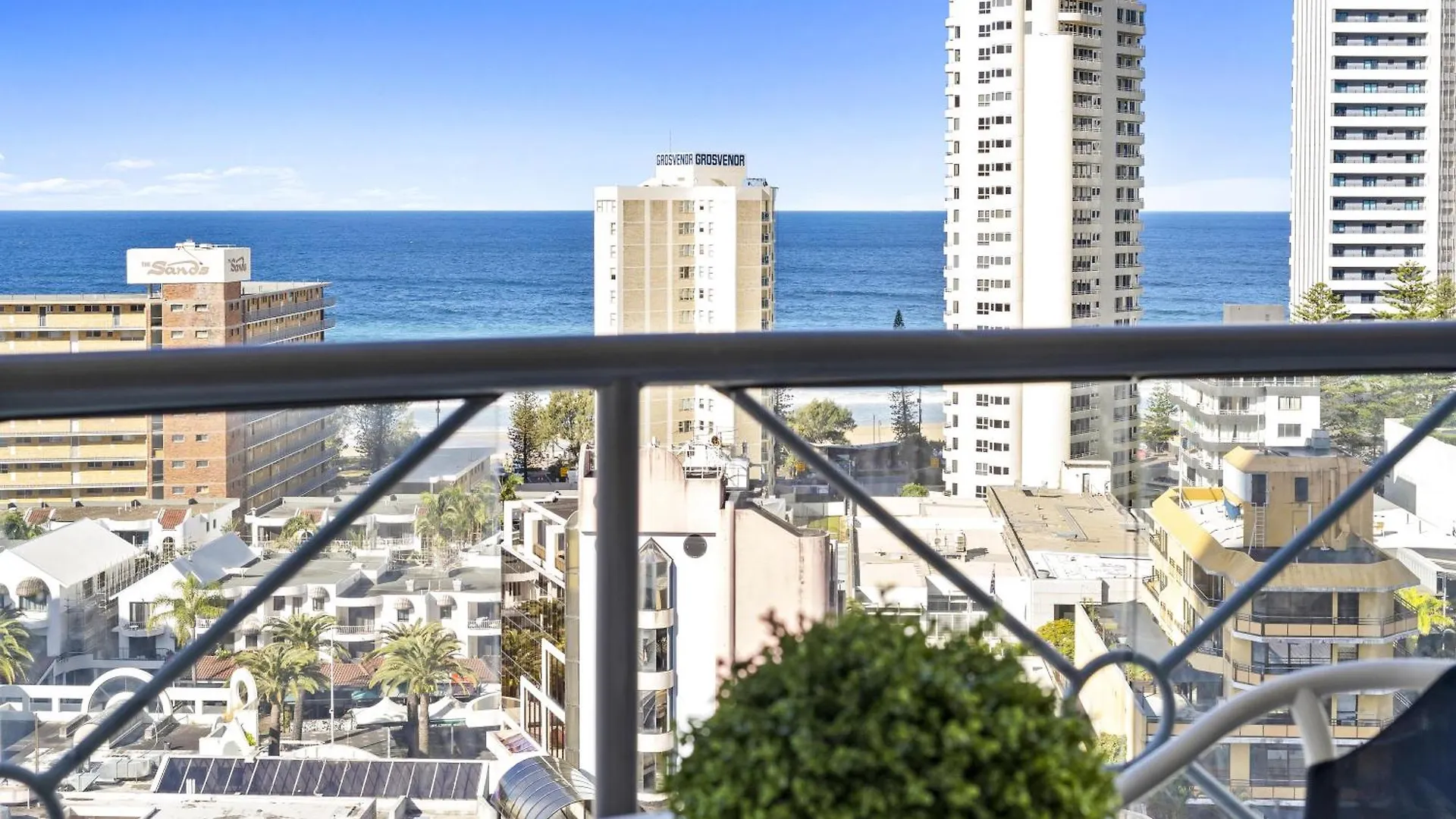 Chevron Renaissance - 3 Bedroom - Q Apartment