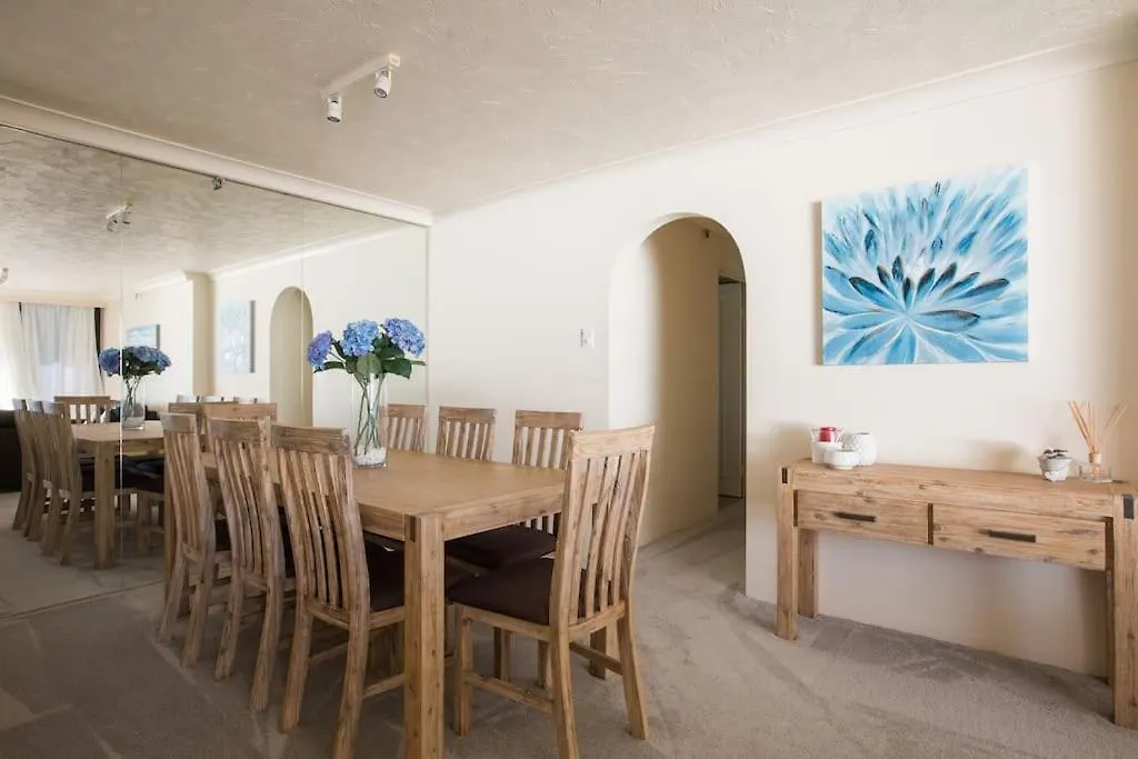 2br Beachfront Family Friendly Surfers Apartment *