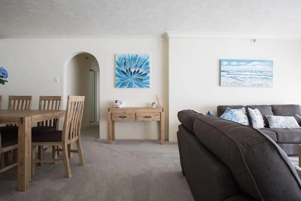 2br Beachfront Family Friendly Surfers Apartment *