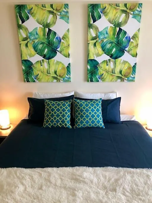 2br Beachfront Family Friendly Surfers Apartment *