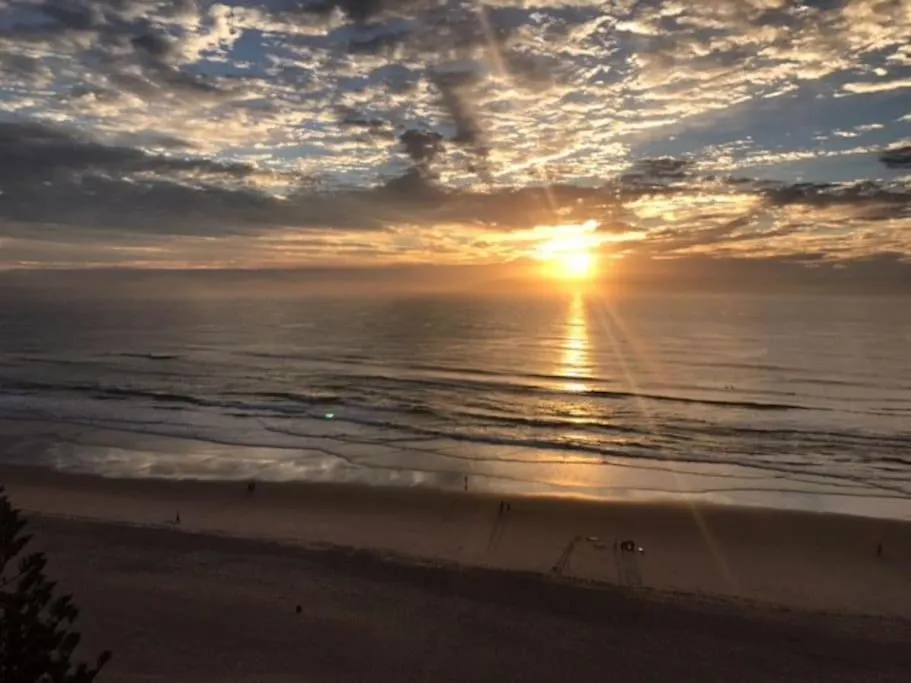 2br Beachfront Family Friendly Surfers Gold Coast