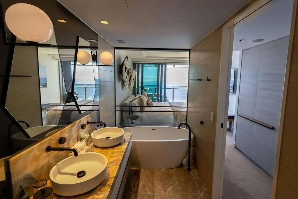 Beachfront Luxury Apartament *