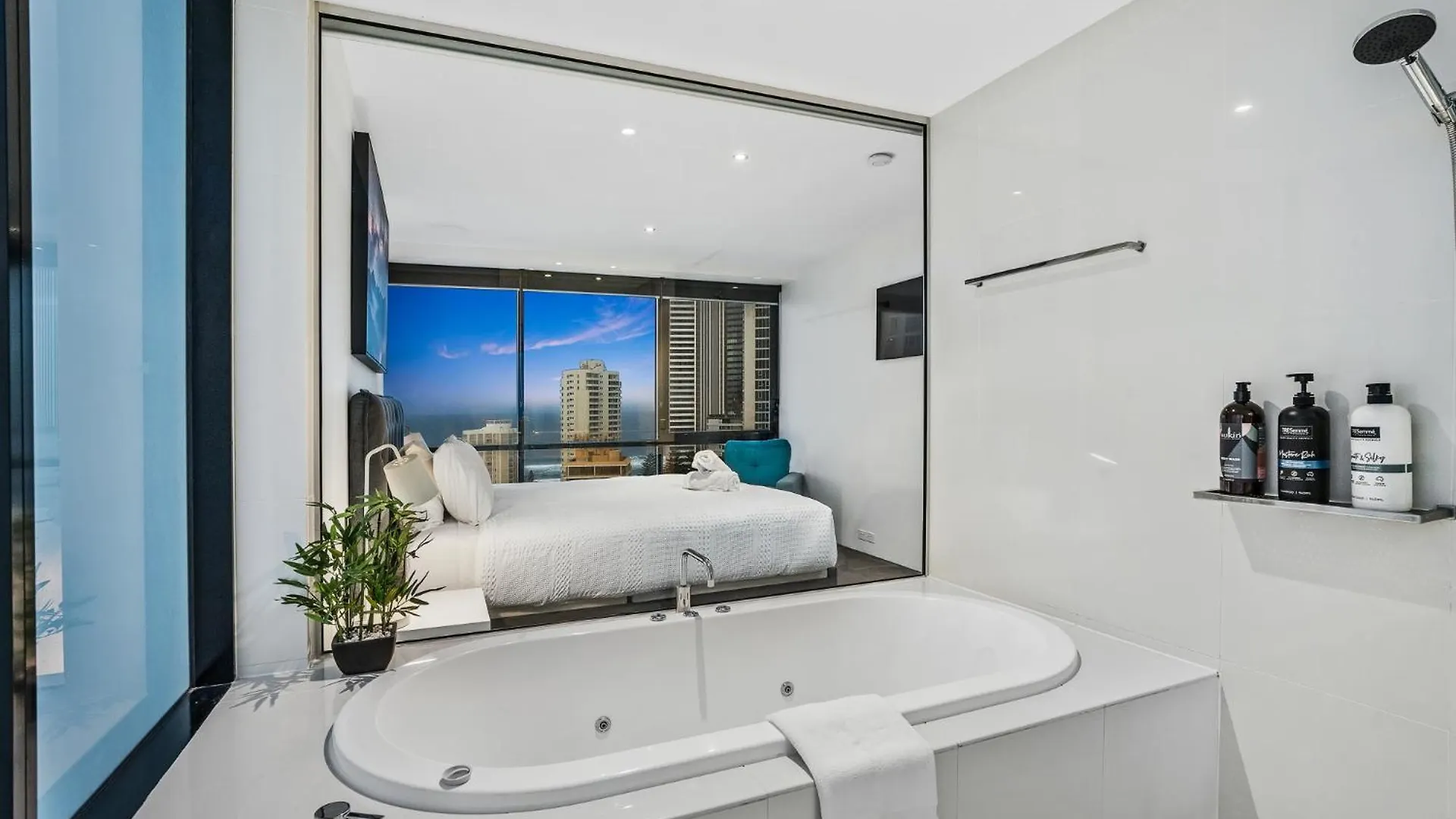 Apartment Surfers Paradise Retreat Stunning Views 2-br Haven *