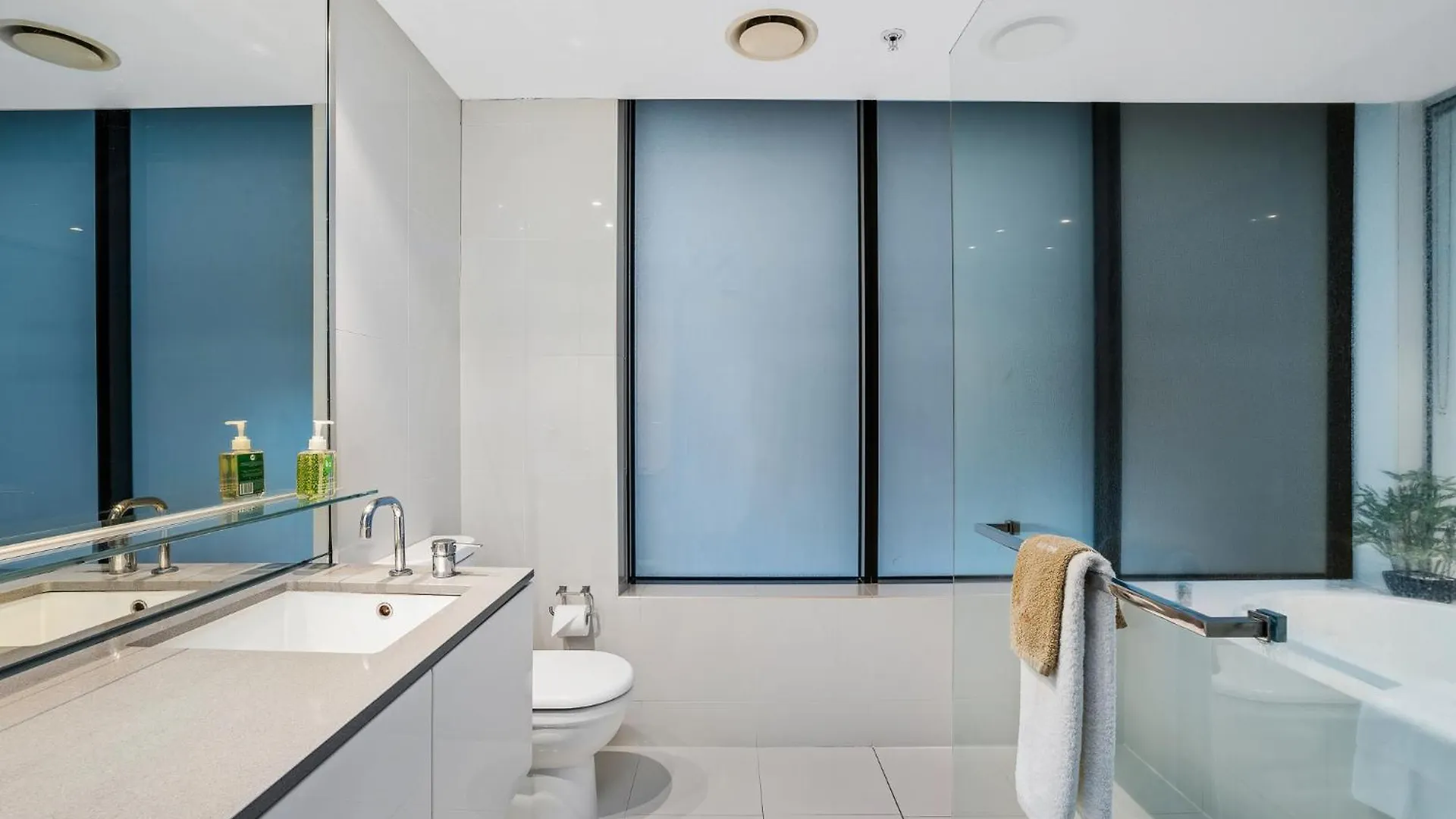 Apartment Surfers Paradise Retreat Stunning Views 2-br Haven