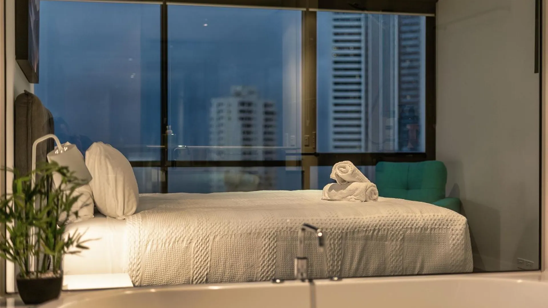 Surfers Paradise Retreat Stunning Views 2-br Haven Apartment *