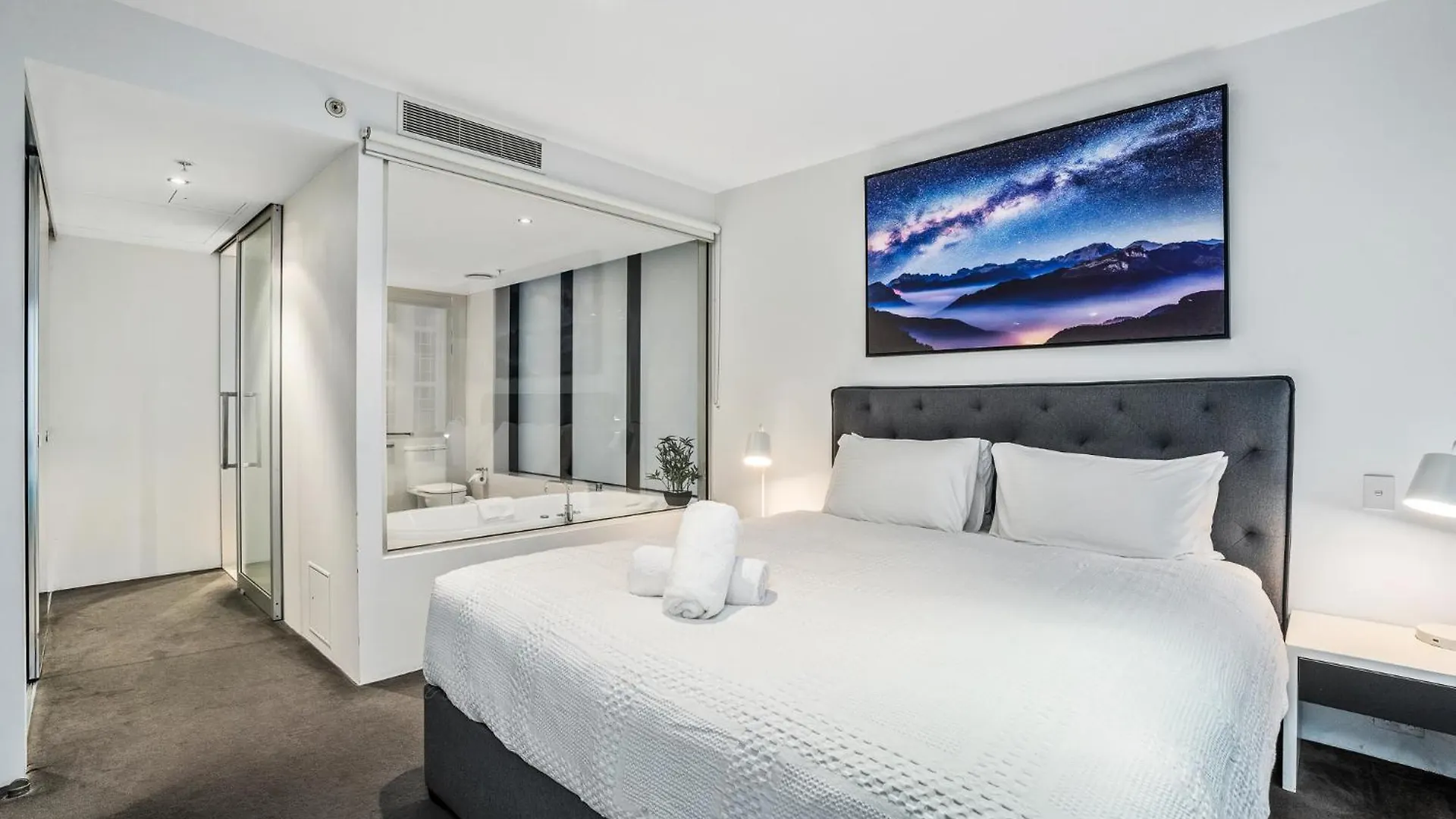 Apartment Surfers Paradise Retreat Stunning Views 2-br Haven Gold Coast